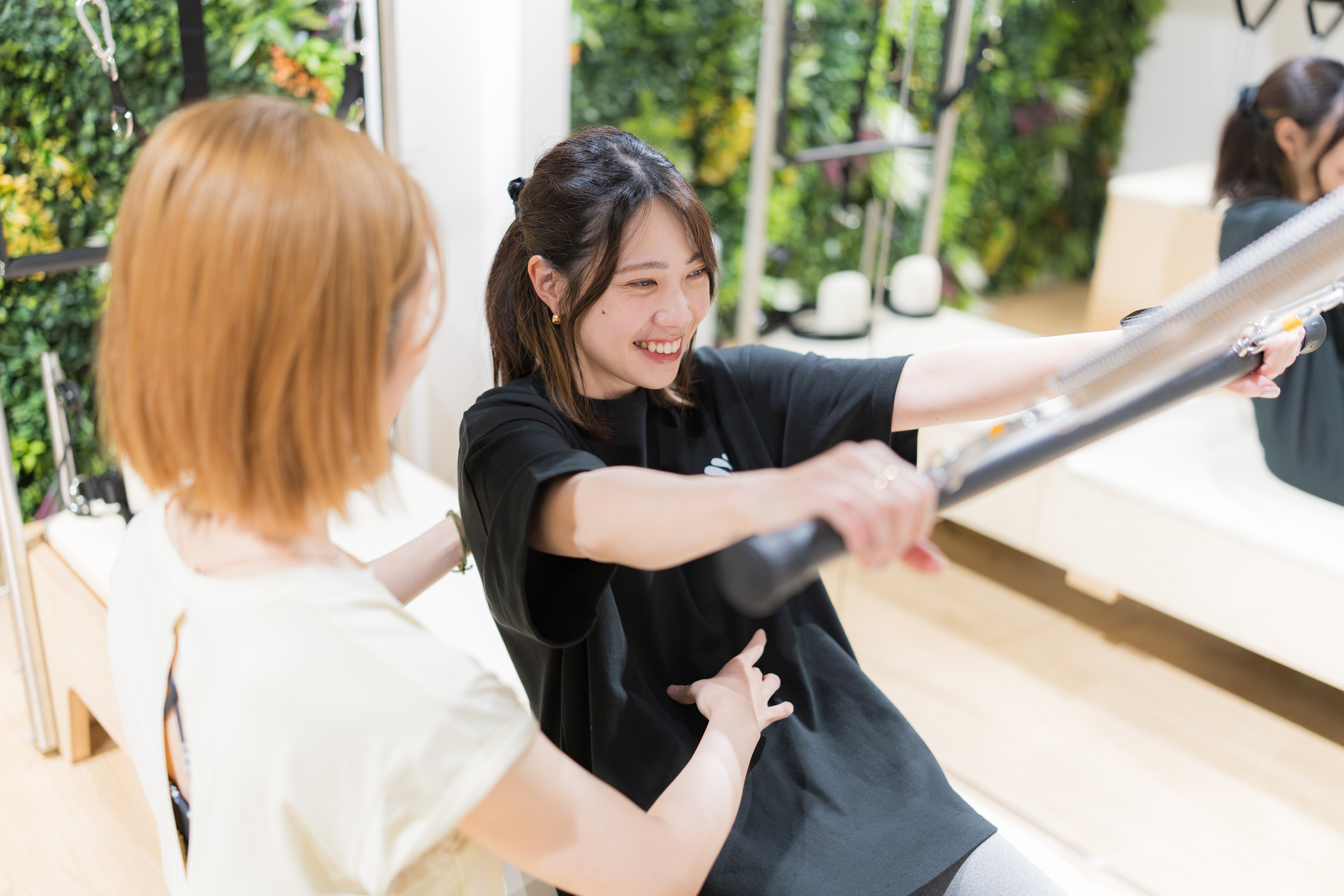 マンツーマンで指導している風景